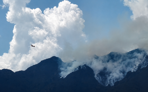 Monte Barone, l’incendio continua: al lavoro anche i canadair