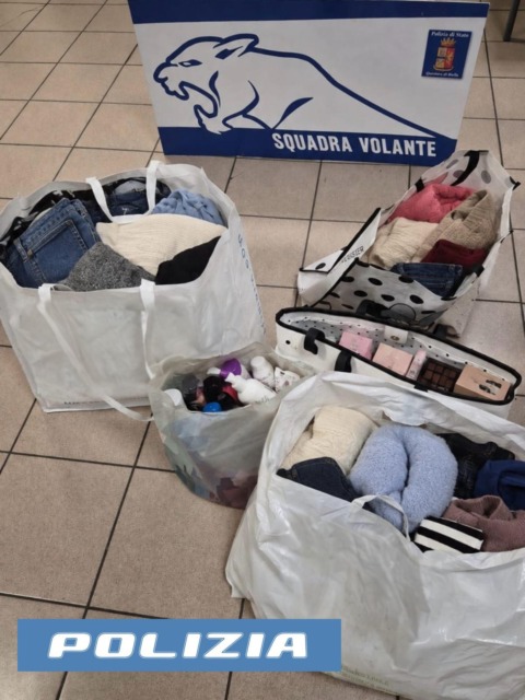Furti in sette negozi del centro: denunciate due donne, recuperata merce per oltre 2 mila euro