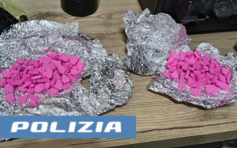 Lessona, 196 pastiglie di ecstasy nel frigorifero: arrestato dalla Polizia