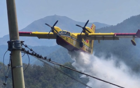 Monte Barone ancora in fiamme: l’odore di fumo sveglia i biellesi