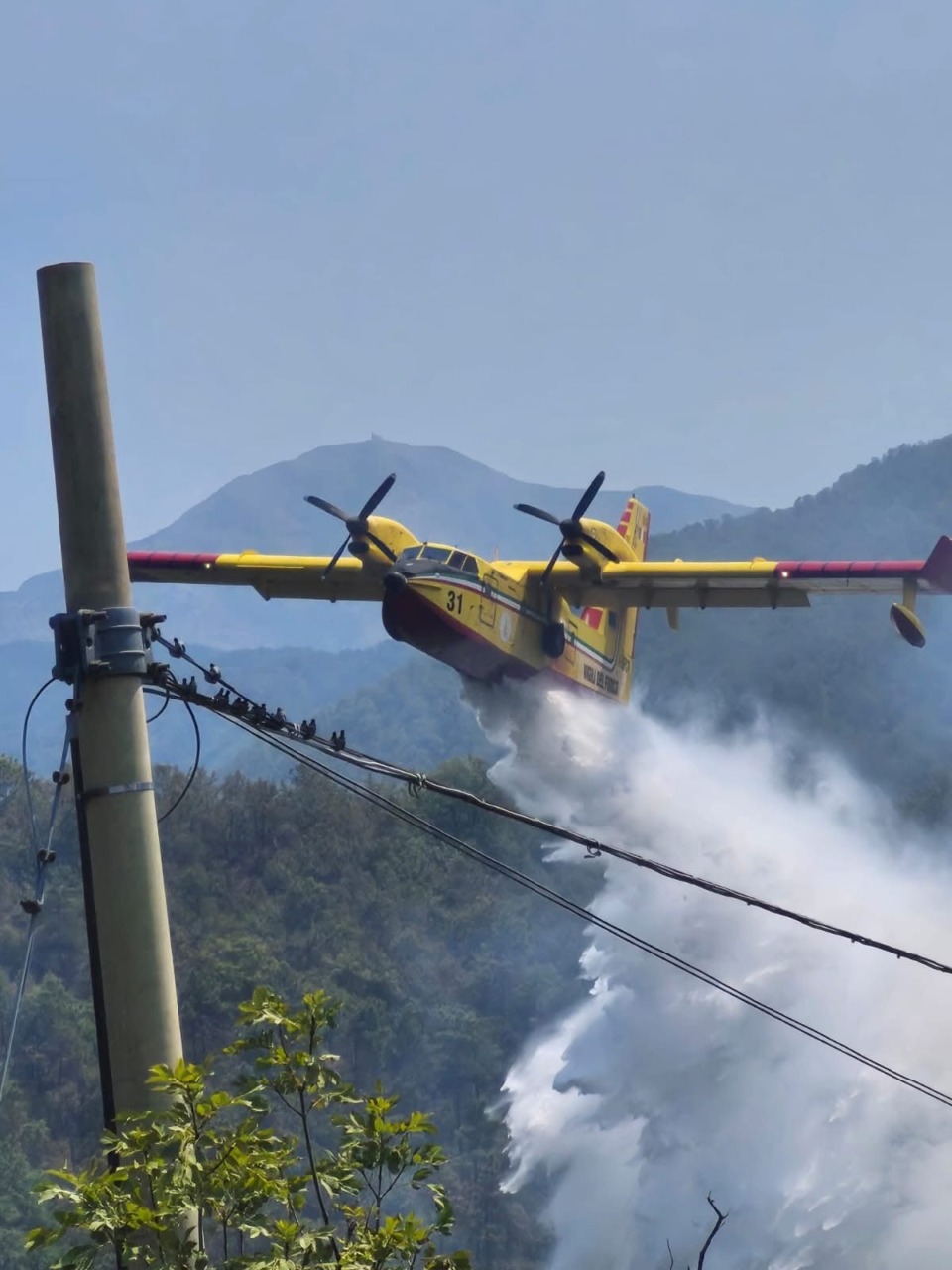 Monte Barone ancora in fiamme: l’odore di fumo sveglia i biellesi