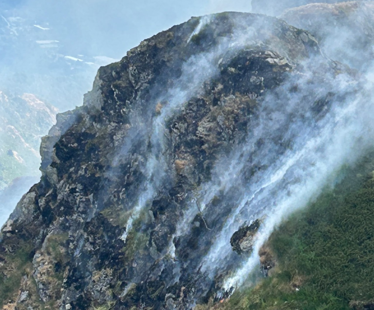 Monte Barone l'incendio continua