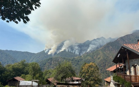 Monte Barone, il vento alimenta il rogo: incendio in espansione, arriva anche il maxi elicottero antincendio