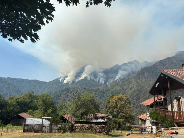Monte Barone, il vento alimenta il rogo: incendio in espansione, arriva anche il maxi elicottero antincendio
