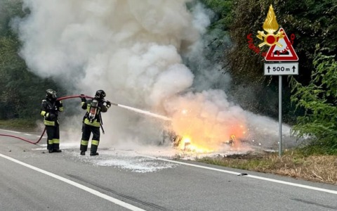 Mercedes in fiamme sulla provinciale: auto distrutta