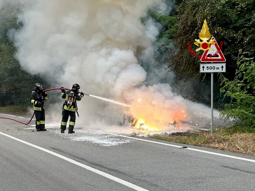 Mercedes in fiamme sulla provinciale: auto distrutta