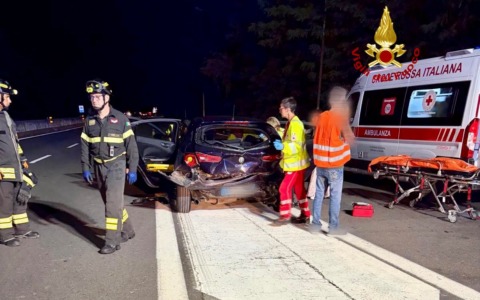 Auto contromano sulla superstrada, manovra d’emergenza e schianto