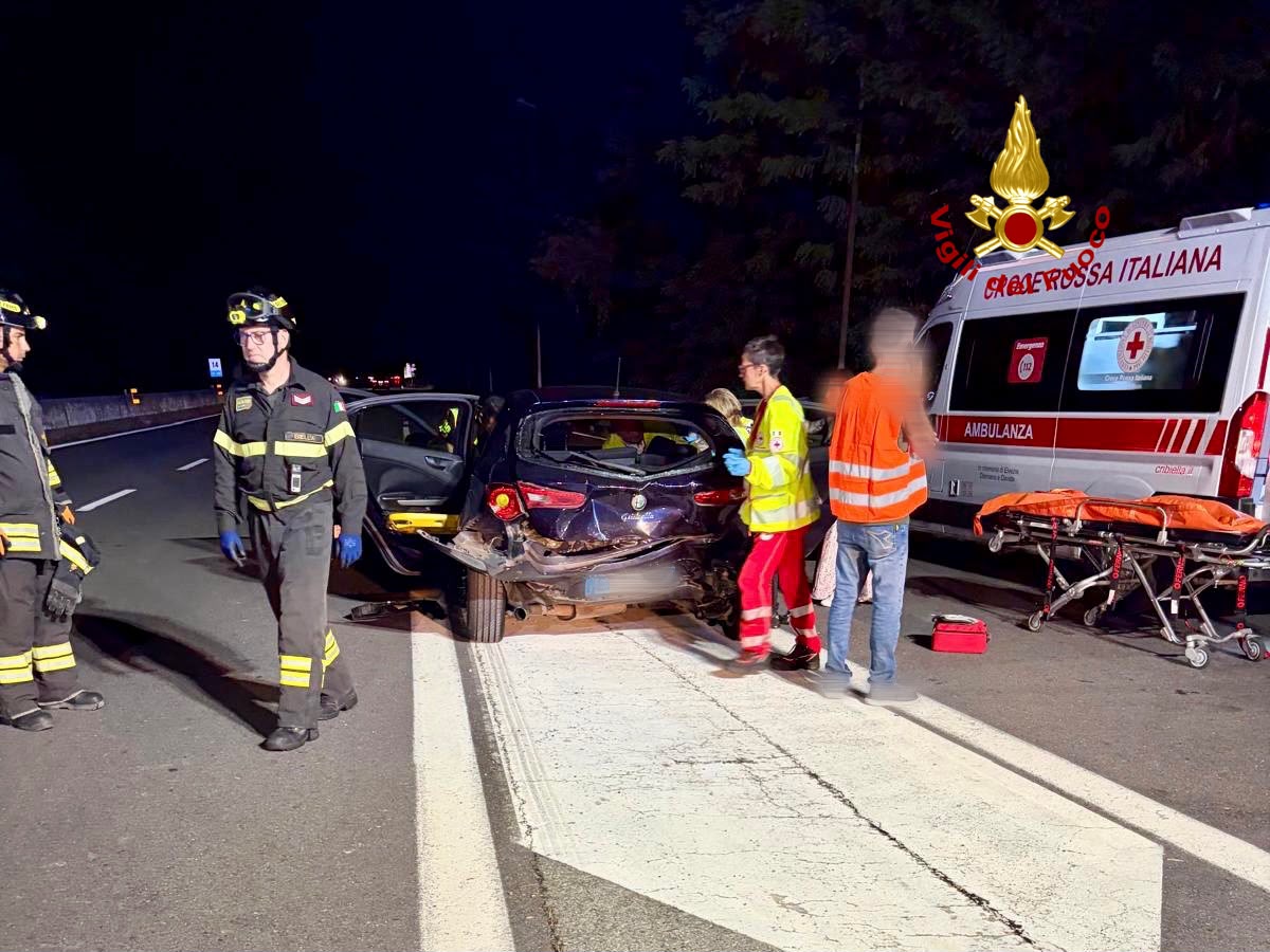 Auto contromano sulla superstrada, manovra d’emergenza e schianto