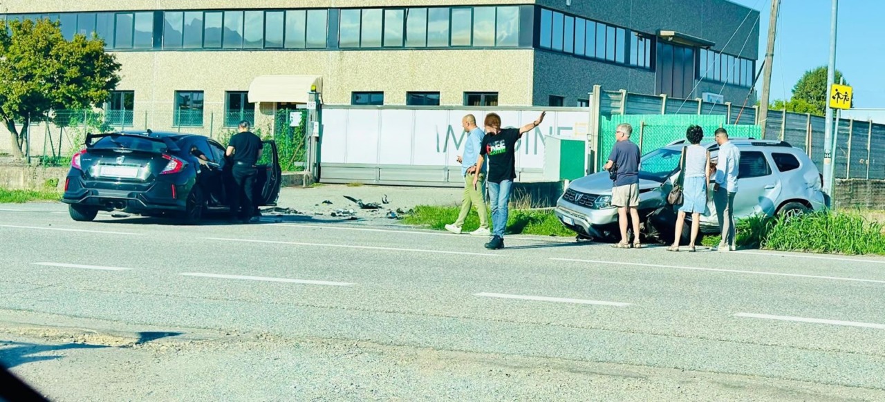 Sandigliano, scontro tra due auto in via Gramsci: quattro feriti