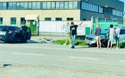 Sandigliano, scontro tra due auto in via Gramsci: quattro feriti