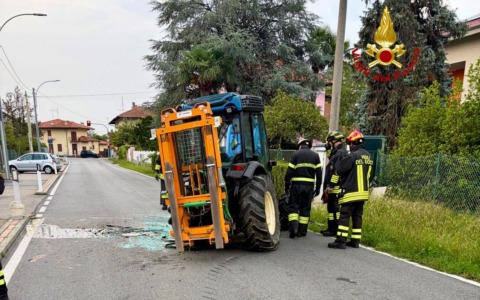 Trattore si ribalta sulla strada a Lessona: conducente illeso
