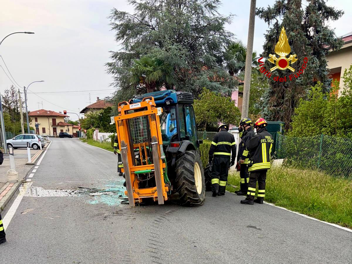 Trattore si ribalta sulla strada a Lessona: conducente illeso