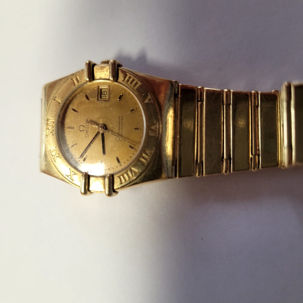 Orologio d’oro da migliaia di euro ritrovato a Bielmonte: si cerca il proprietario