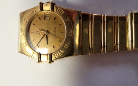Orologio d’oro da migliaia di euro ritrovato a Bielmonte: si cerca il proprietario