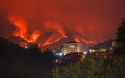 Monte Barone, una notte di fuoco: le fiamme si allargano ancora, arrivano rinforzi da tutto il Piemonte