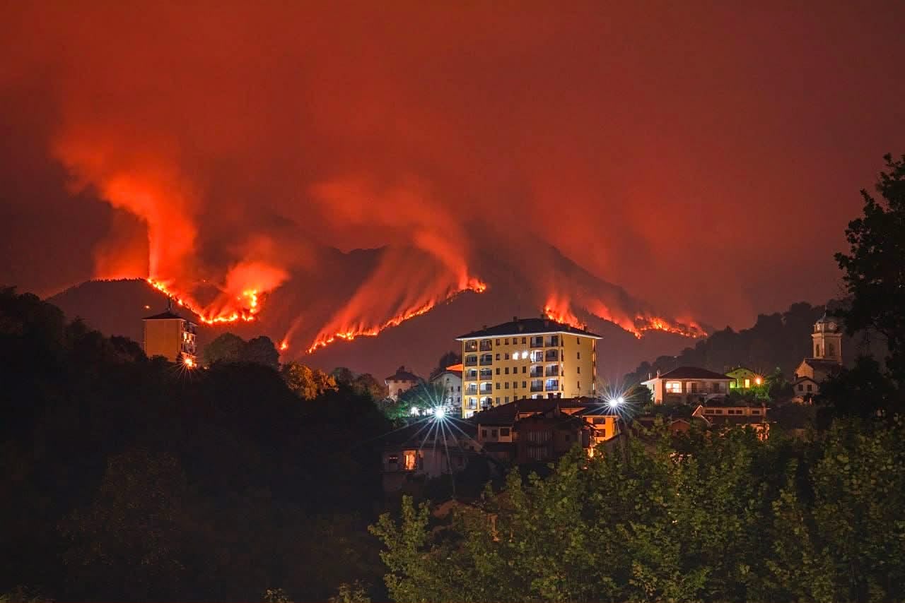Monte Barone, una notte di fuoco: le fiamme si allargano ancora, arrivano rinforzi da tutto il Piemonte