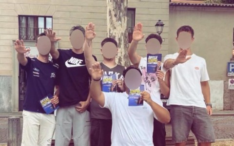 Saluto romano in piazza Duomo, è polemica Avs-Futuro Nazionale