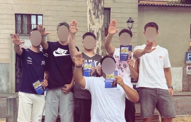 Saluto romano in piazza Duomo, è polemica Avs-Futuro Nazionale