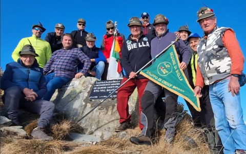 Gli Alpini hanno riposizionato la lapide vandalizzata