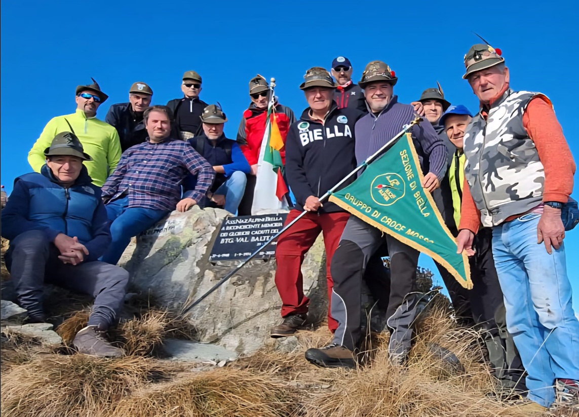 Gli Alpini hanno riposizionato la lapide vandalizzata