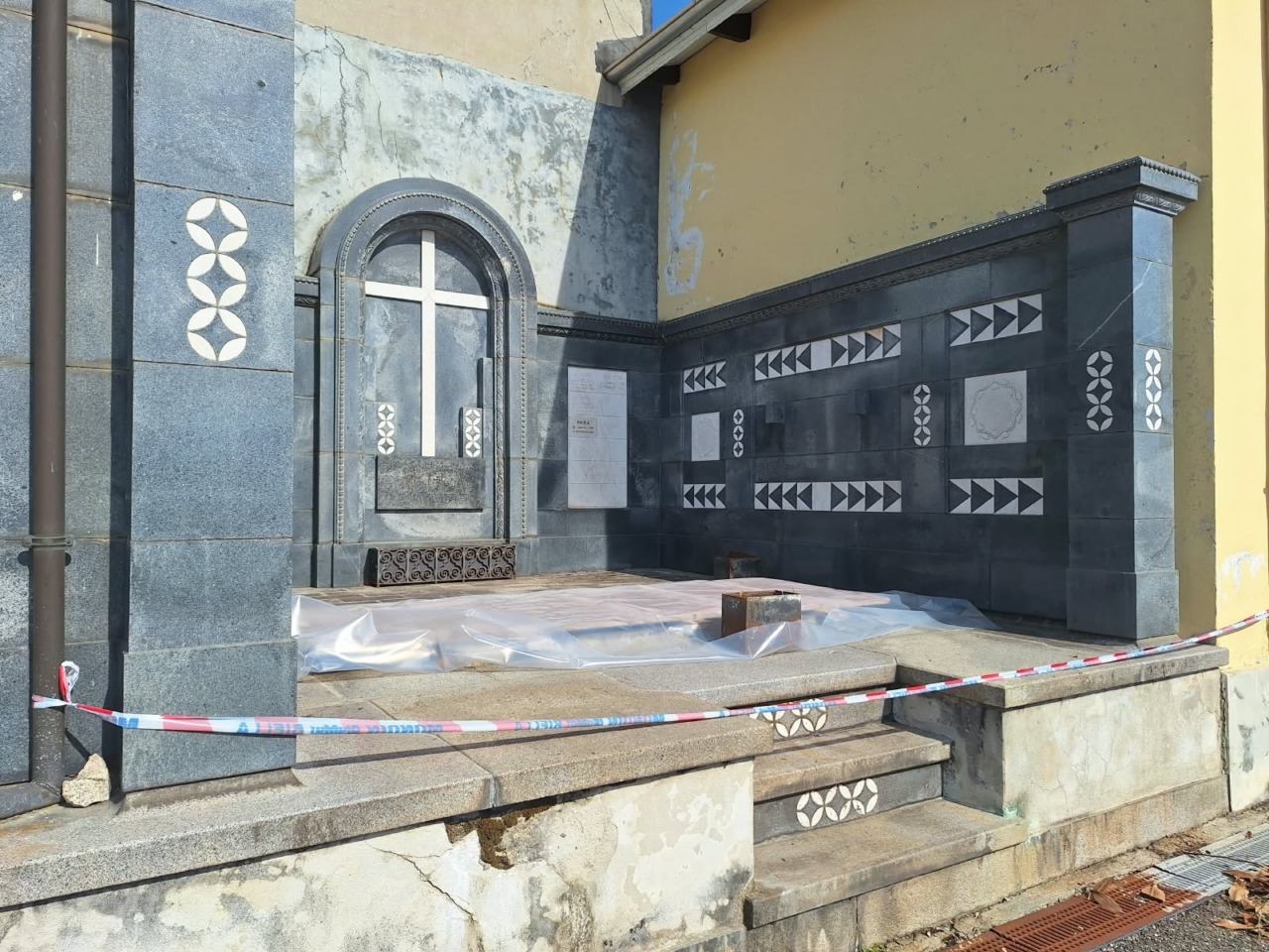 Rubata dal cimitero la copertura in bronzo di una tomba
