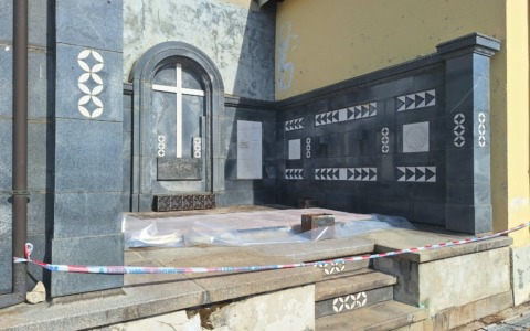 Rubata dal cimitero la copertura in bronzo di una tomba