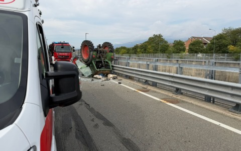 Trattore tamponato da una panda si ribalta vicino all’ospedale