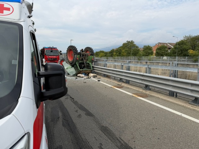 Trattore tamponato da una panda si ribalta vicino all’ospedale
