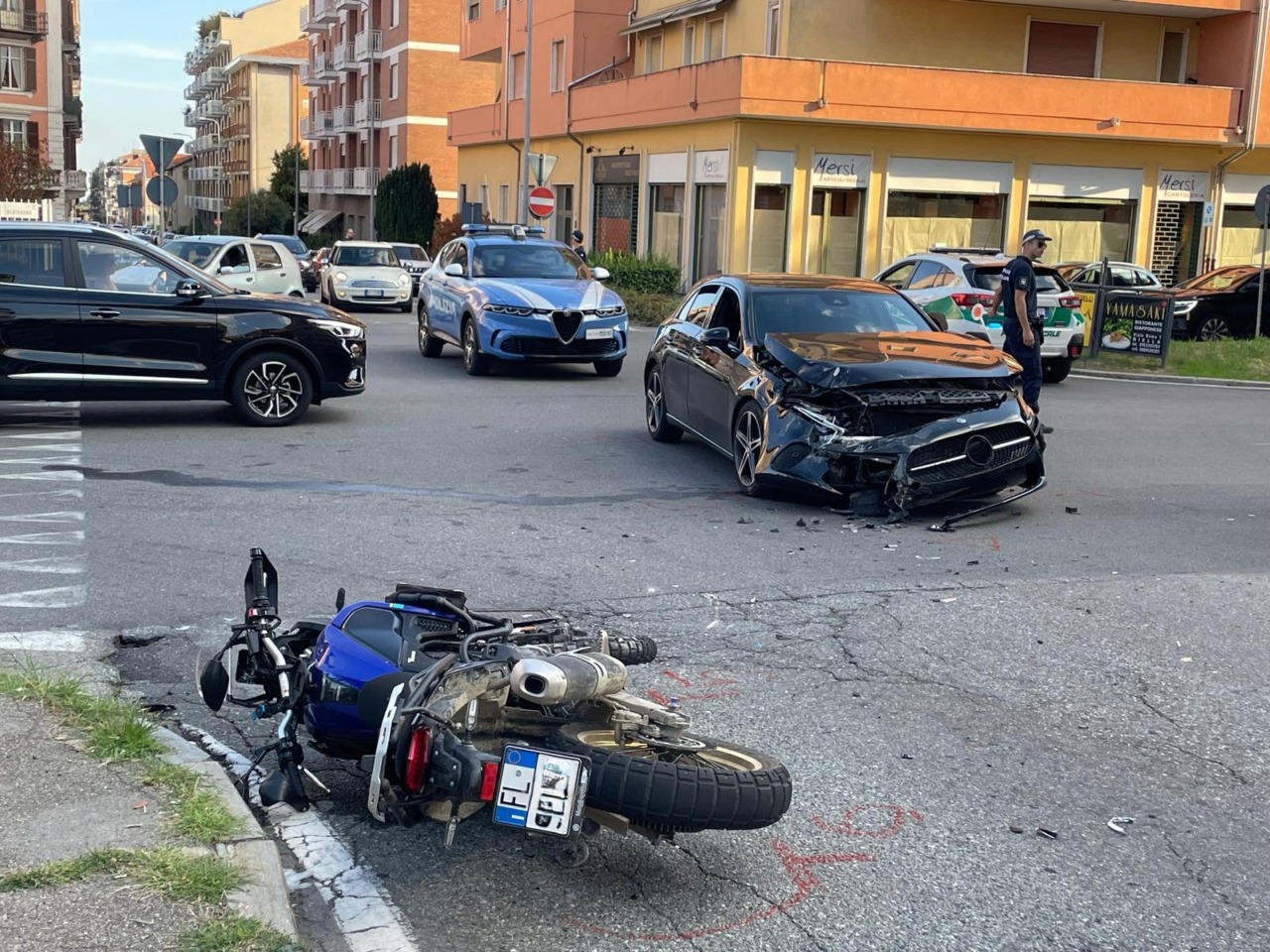 Scontro tra auto e moto in via Bertodano, motociclista in ospedale