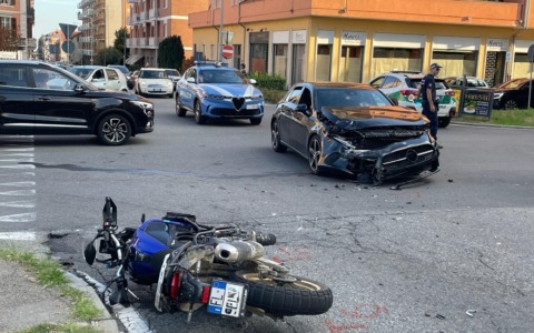 Scontro tra auto e moto in via Bertodano, motociclista in ospedale