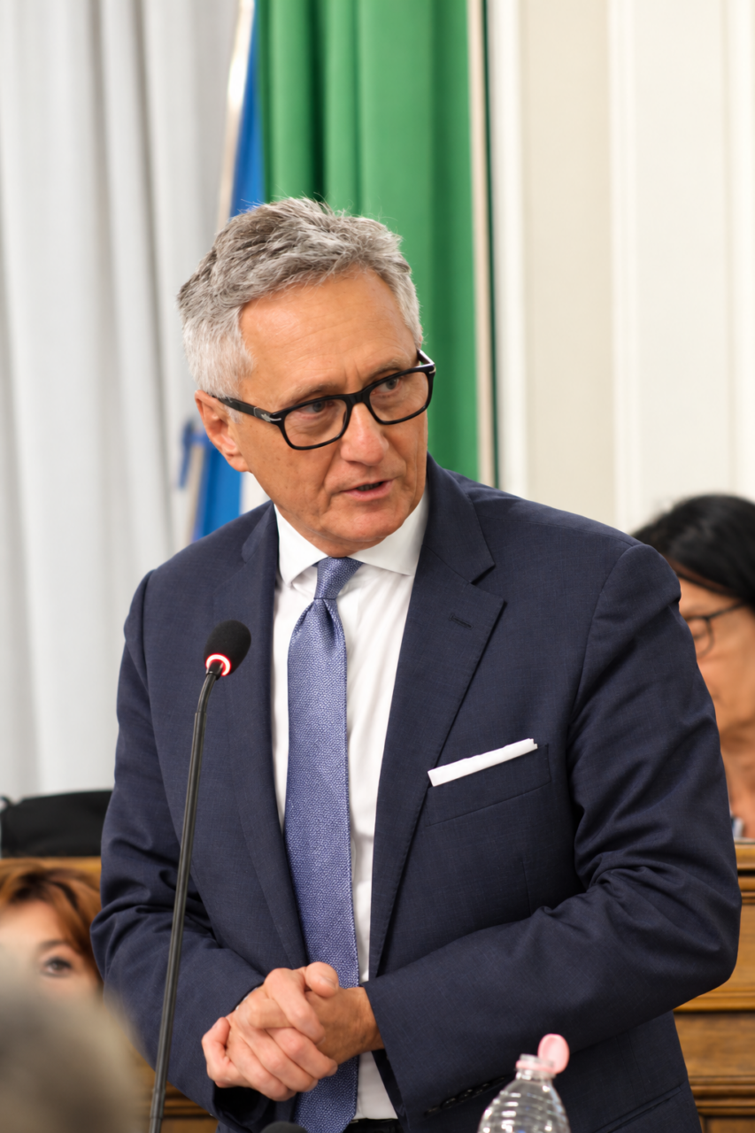 Mercato in centro, otto ore di confronto e una città divisa