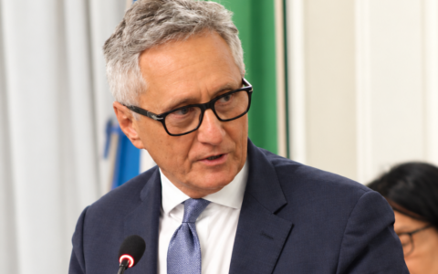 Mercato in centro, otto ore di confronto e una città divisa