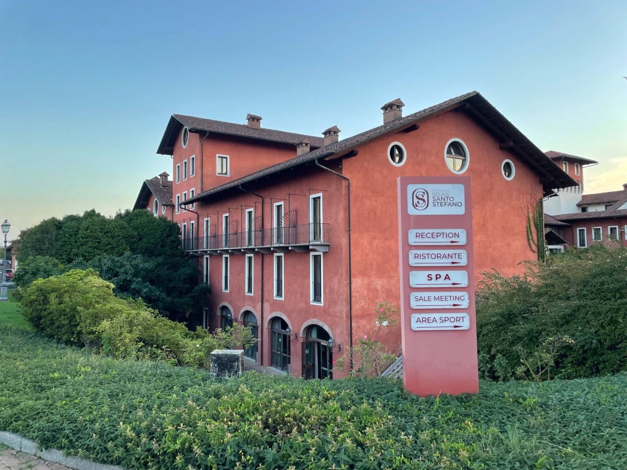 Muore mentre gioca a padel al Relais Santo Stefano