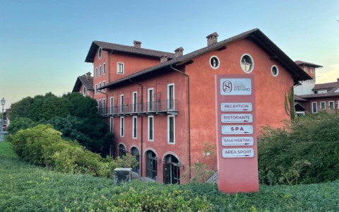 Muore mentre gioca a padel al Relais Santo Stefano
