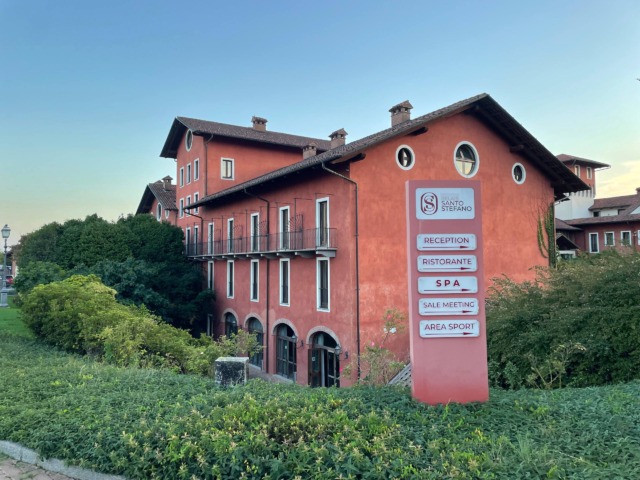 Muore mentre gioca a padel al Relais Santo Stefano