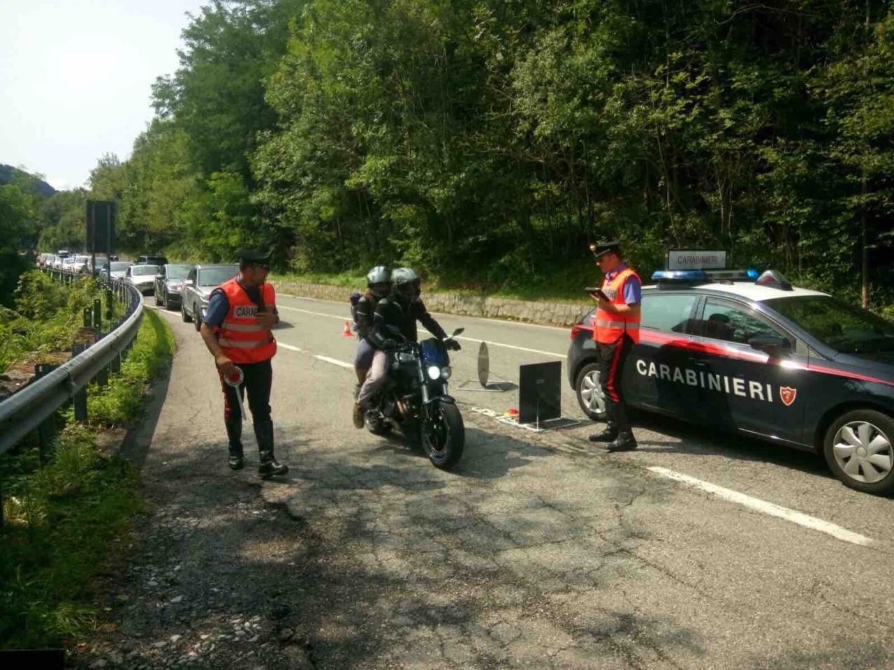 Moto a tutta velocità sulla Serra, un residente chiama il 112: scattano i controlli