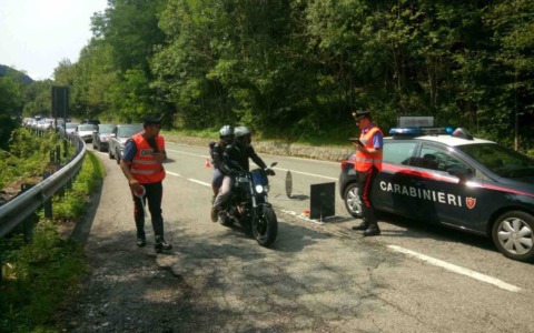 Moto a tutta velocità sulla Serra, un residente chiama il 112: scattano i controlli