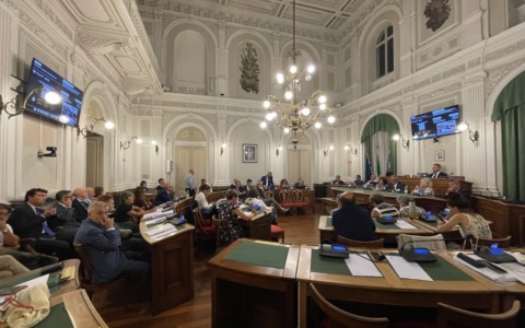 Mercato in centro, il Consiglio comunale aperto minuto per minuto