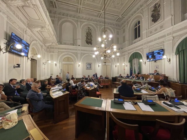 Mercato in centro, il Consiglio comunale aperto minuto per minuto