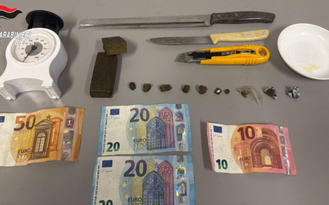 Biella, tenta di sfuggire ai Carabinieri: arrestato con oltre 80 grammi di hashish