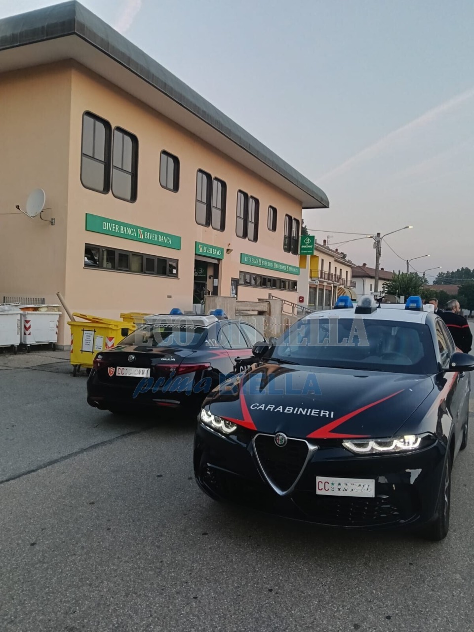 Boato all’alba: fanno saltare il bancomat e lo portano via
