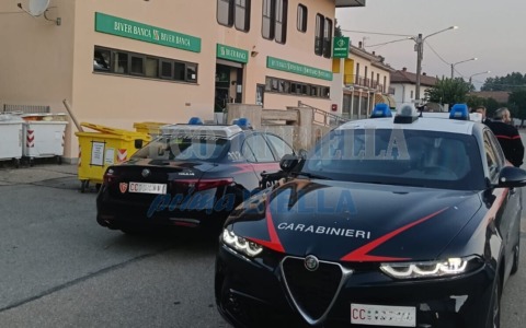 Boato all’alba: fanno saltare il bancomat e lo portano via