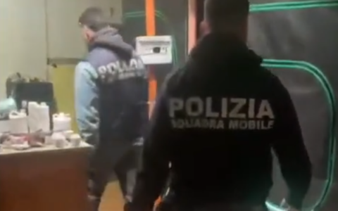 Aveva nascosto in casa una fabbrica di marijuana: arrestato