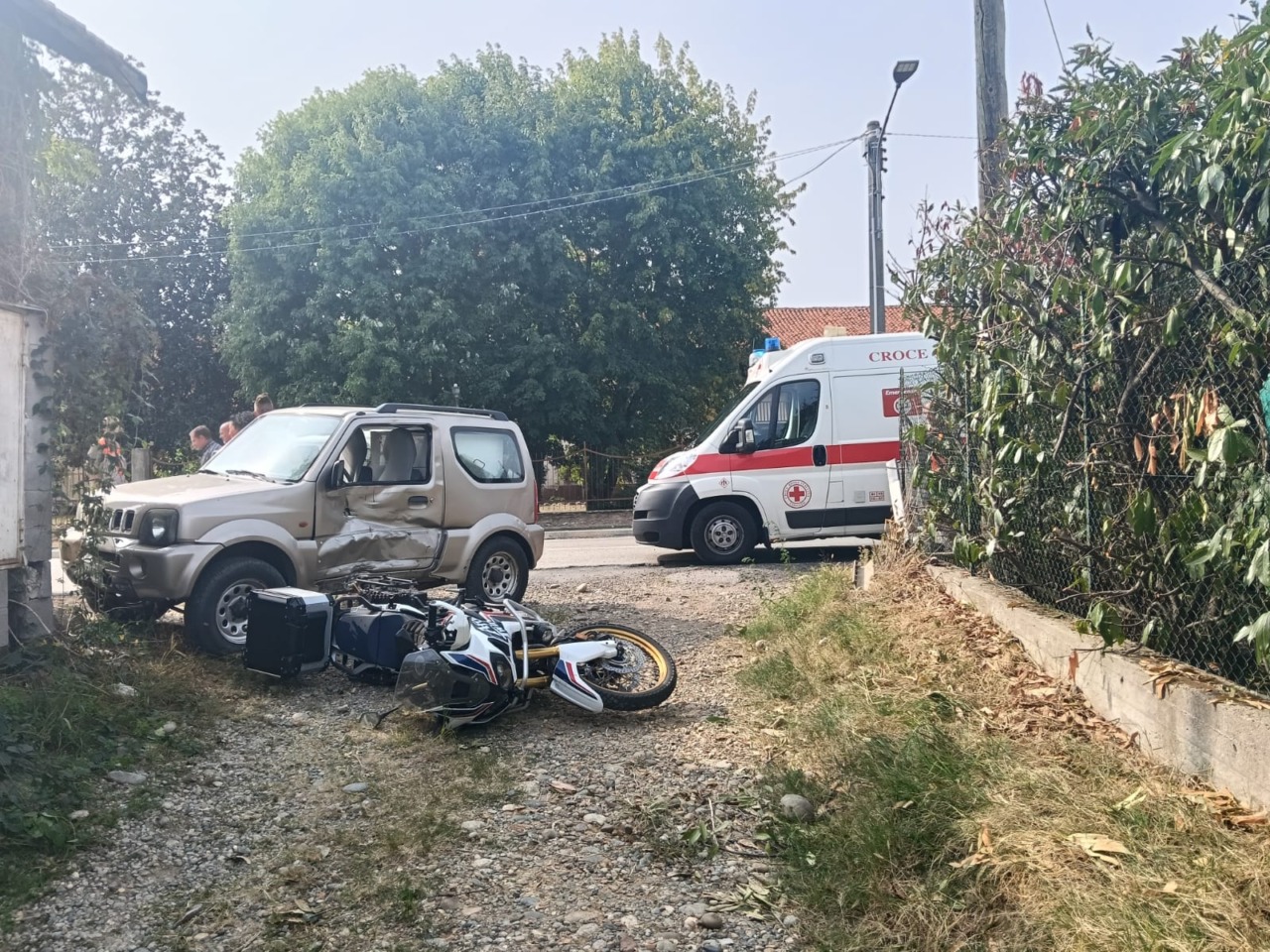 Scontro tra fuoristrada e moto: il motociclista finisce in oscpedale