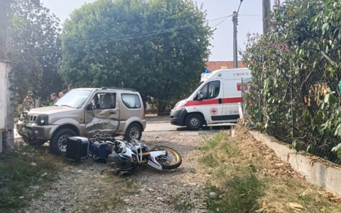 Scontro tra fuoristrada e moto: il motociclista finisce in oscpedale